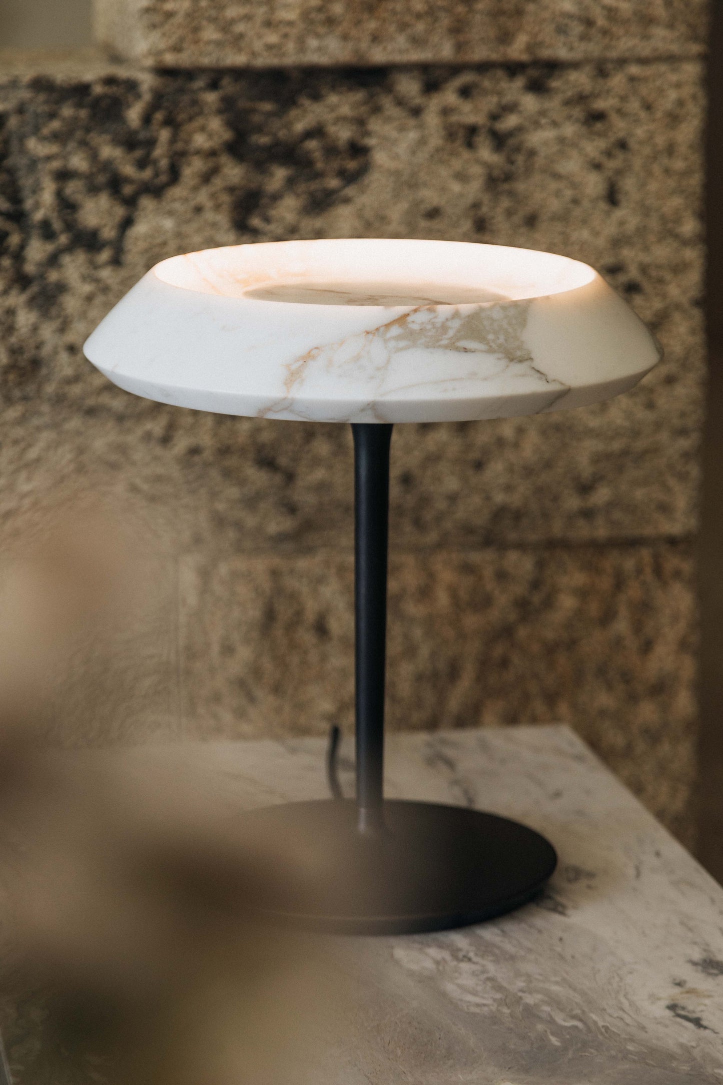 FIORE – Sculptural Marble Table Lamp